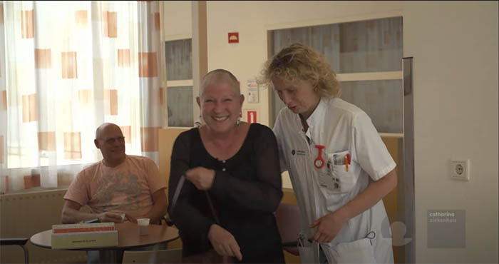 Tevreden patiënt en verpleegkundige